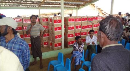 جمعية تركية توزيع مساعدات إغاثية على مسلمي الروهنجيا اللاجئين ببنغلاديش