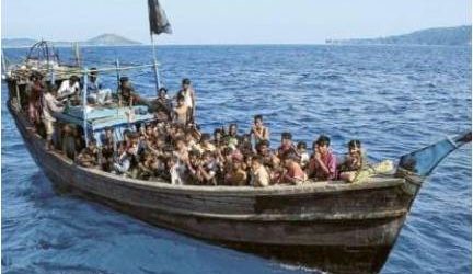 آلاف المهاجرين الروهنجيا يخاطرون بحياتهم في عرض البحر