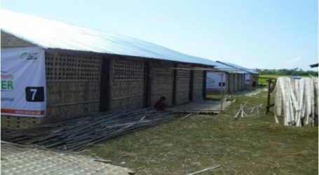طلاب يوجياكارتا يبنون سكنا مؤقتا جراء الكوارث الطبيعية التي شهدتها بالمنطقة.