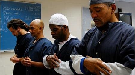 وثائق مسربة: أمريكا تسجن المسلمين بتهمة الإرهاب دون محاكمة