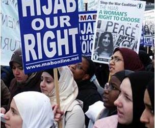 العنف والتهديد يحفزان المسلمات في بريطانيا على ارتداء الحجاب