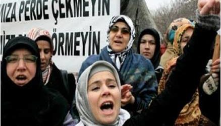 تركيا.. السماح بالحجاب للطالبات بدءاً من الصف الخامس
