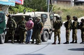 شرطة الاحتلال تعتقل 3 فلسطينيين عند المسجد الأقصى