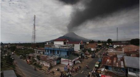 إندونيسيا: وقعت مشادات بين قوات الجيش والأهالي الرافضين لعملية الإخلاء من بركان”سينابونغ