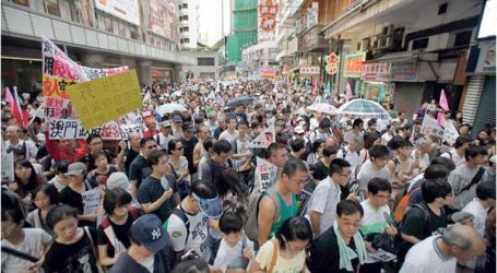هونغ كونغ.. عشرات الألاف يتجمهرون أمام مقر الحكومة لرفضها لقاء المحتجين