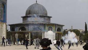 مواجهات بين شباب فلسطينيين والشرطة الاسرائيلية قرب المسجد الأقصى