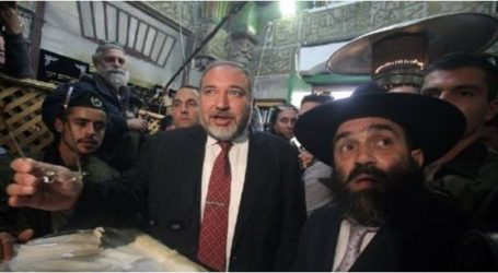 وزير خارجية الكيان الصهيوني يقتحم الحرم الإبراهيمي بالخليل