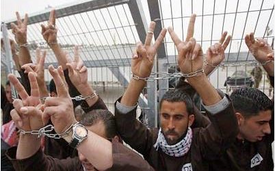 فلسطين: عباس… إطلاق سراح الأسرى سيكون المقدمة لأي اتفاق قادم
