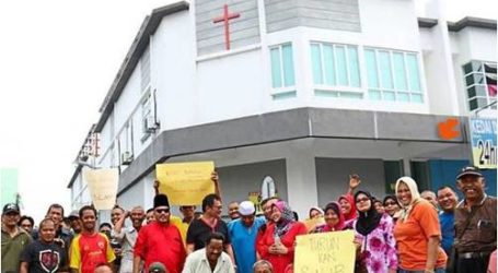 كنيسة ماليزية تزيل صليبًا “حفاظاً على مشاعر المسلمين”