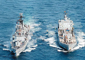 إيران ترسل سفينتين حربيتين إلى خليج عدن