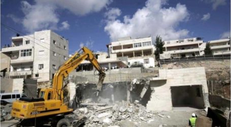 جرافات الاحتلال تهدم منزلًا قرب رام الله.. واستشهاد فلسطيني في جنين