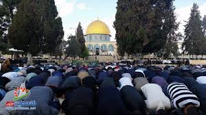 الآلاف يصلون في المسجد الأقصى المبارك