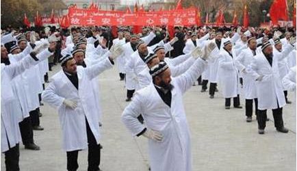 الصين تجبر الأئمة المسلمين على الرقص في الشارع