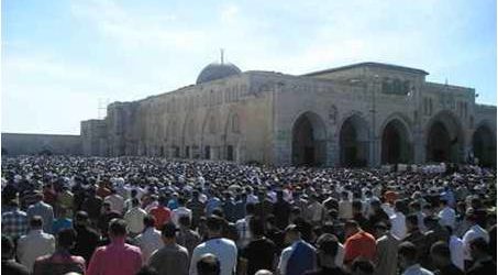 إسرائيل ستسمح لمئات من سكان غزة بصلاة الجمعة في “الأقصى” في رمضان (مسؤول فلسطيني)