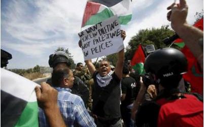 فلسطينيون يحتجون على سيطرة مستوطنين على “بيت البركة” قرب الخليل
