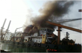 الحوثيون يقصفون سفينة مساعدات قُرب عدن
