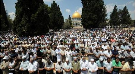آلاف الفلسطينيين يتوجهون إلى القدس لأداء صلاة الجمعة في الأقصى