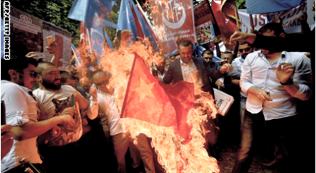 أتراك يحرقون علم الصين بسبب منع مسلمي الإيغور من الصوم