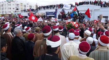 أئمة تونس يطعنون على قرار الحكومة بإغلاق 80 مسجداً