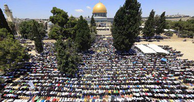 ربع مليون فلسطيني يصلّون الجمعة الأخيرة في رمضان بالأقصى