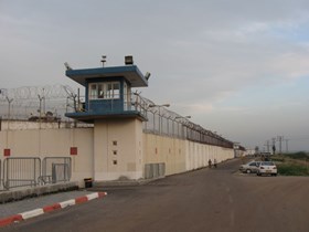 الاحتلال يقرر إقامة غرف طوارئ داخل عيادات السجون