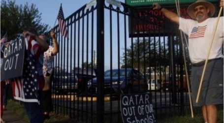 أمريكا.. عنصريون يتظاهرون أمام مدرسة تُعلِّم اللغة العربية
