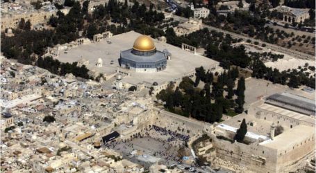 الاحتلال يعتقل 4 من إدارة “الأقصى” بسبب العلم الصهيوني