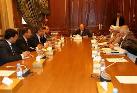 الرئيس اليمني يرأس اجتماعًا استثنائيًا للحكومة وهيئة مستشاريه