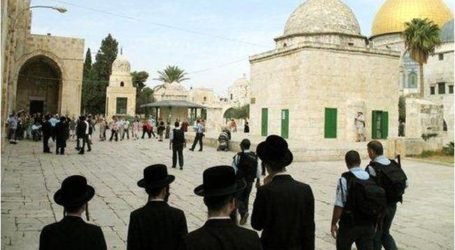 مستوطنون يهود يقتحمون المسجد الأقصى تحت حراسة الشرطة الإسرائيلية