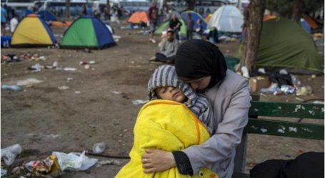 لاجئة سوية مع طفلها تقطعت بهم السبل في صربيا
