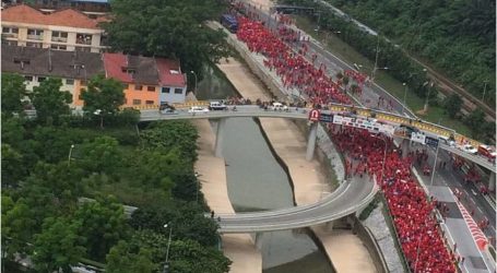 ماليزيا ..الضباب لم يوقف مظاهرات القمصان الحمراء