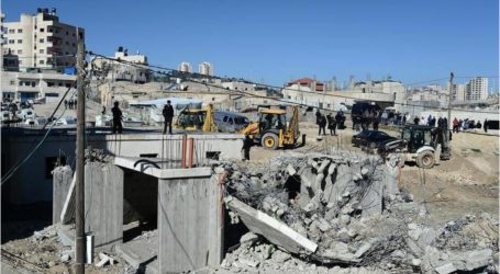 الجيش الإسرائيلي يهدم منزلين ويغلق ثالث لقتلى فلسطينيين من القدس