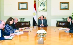 مصر : السيسي يبحث مشاكل الصرف في اجتماع مصغر مع الحكومة