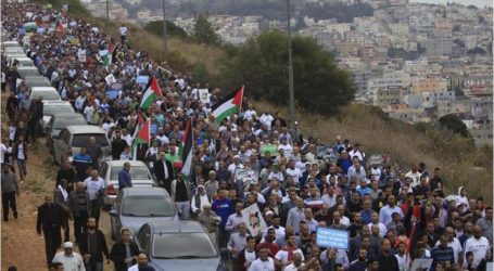 آلاف الفلسطينيين العرب يتظاهرون ضد حظر “الحركة الاسلامية”
