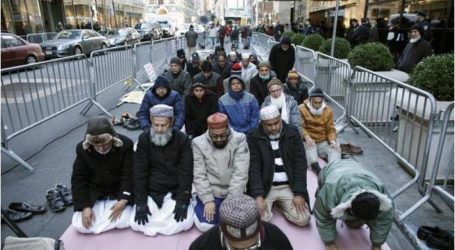 مسلمون يؤدون الصلاة أمام مقر ترامب احتجاجاً على تصريحاته