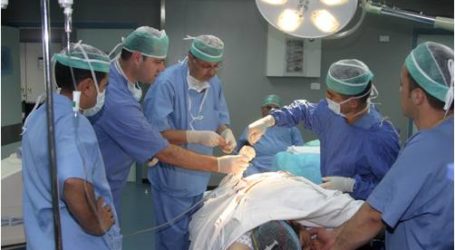المستشفى الميداني يوزع مساعدات على عدد من كبار السن بغزة