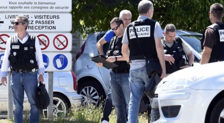 فرنسا : رجل داعش يطعن مدرس في ضواحي باريس