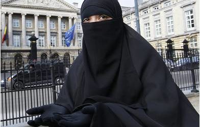 محكمة بلجيكية تقضي بحبس مسلمة 18 شهراً لرفضها خلع نقابها