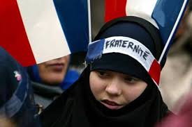 مسلمو فرنسا وأمريكا بين نار العنصرية والإرهاب