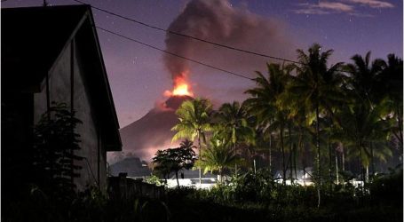 رفع حالة التأهب بعد انطلاق رماد ودخان من بركان في إندونيسيا