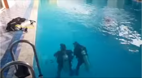 غواص سعودي يؤدي الصلاة تحت الماء
