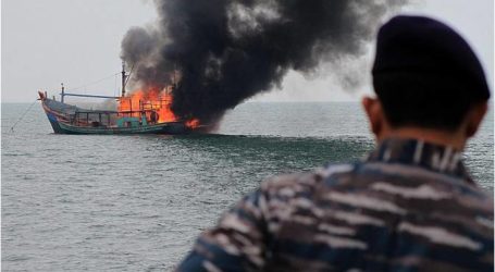 السلطة الإندونيسية تحرق قوارب الصيد الأجنبية