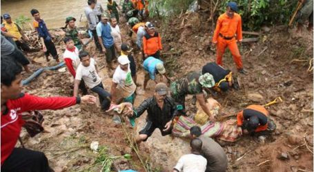 مقتل خمسة أشخاص وفقدان شخص بسبب الانهيارات الأرضية في إندونيسيا
