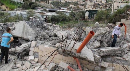 إسرائيل تهدم منشآت فلسطينية غرب رام الله