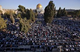 أكثر من 70 ألف مواطن يؤدي صلاة الجمعة في المسجد الأقصى