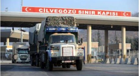 شاحنات تركية محملة بالمساعدات الإنسانية في طريقها إلى سوريا