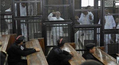 قيادي إخواني أثناء محاكمته: “نتلقى تهديدات بالقتل داخل السجن”