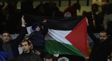 صورة الطفل أحمد الدوابشة يرفع علم فلسطين في “سانتياغو برنابيو”