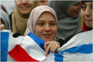 طالبات فرنسيات يدعون إلى يوم الحجاب وفيسبوك يغلق الصفحة!