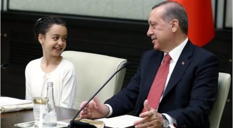 أردوغان يتنحى عن منصبه لطفلة لعدة دقائق